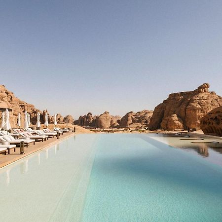 Our Habitas Alula Hotell Al-'Ula Exteriör bild The pool at the Bvlgari Resort