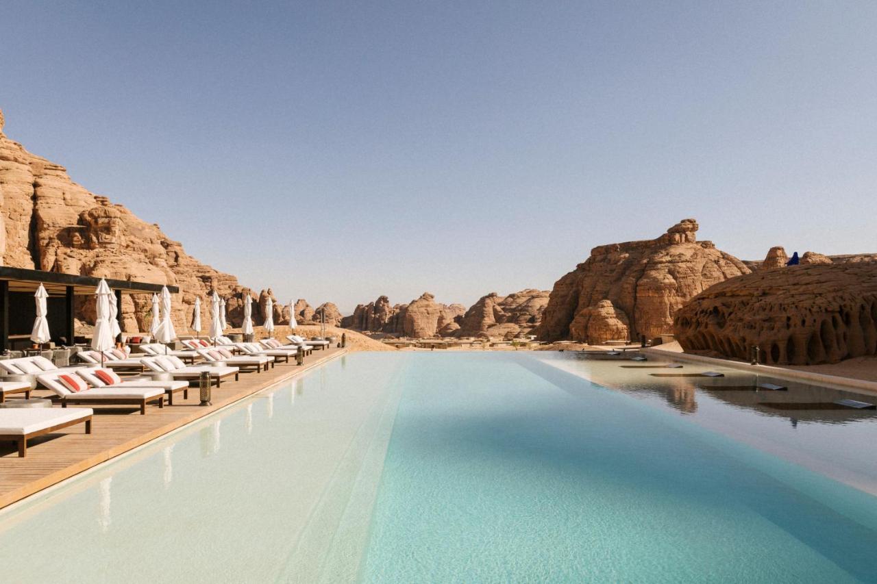 Our Habitas Alula Hotell Al-'Ula Exteriör bild The pool at the Bvlgari Resort