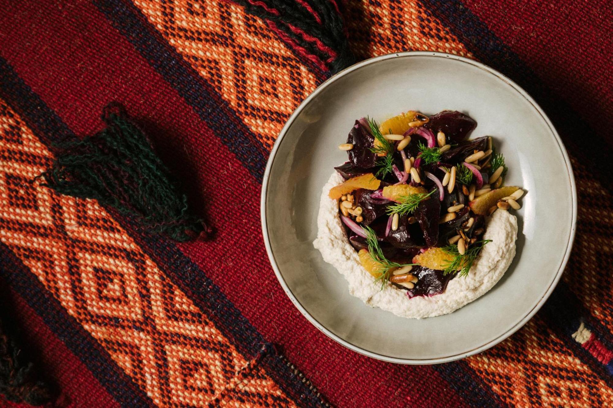 Our Habitas Alula Hotell Al-'Ula Exteriör bild A plate of labneh with olives, red onion, and orange