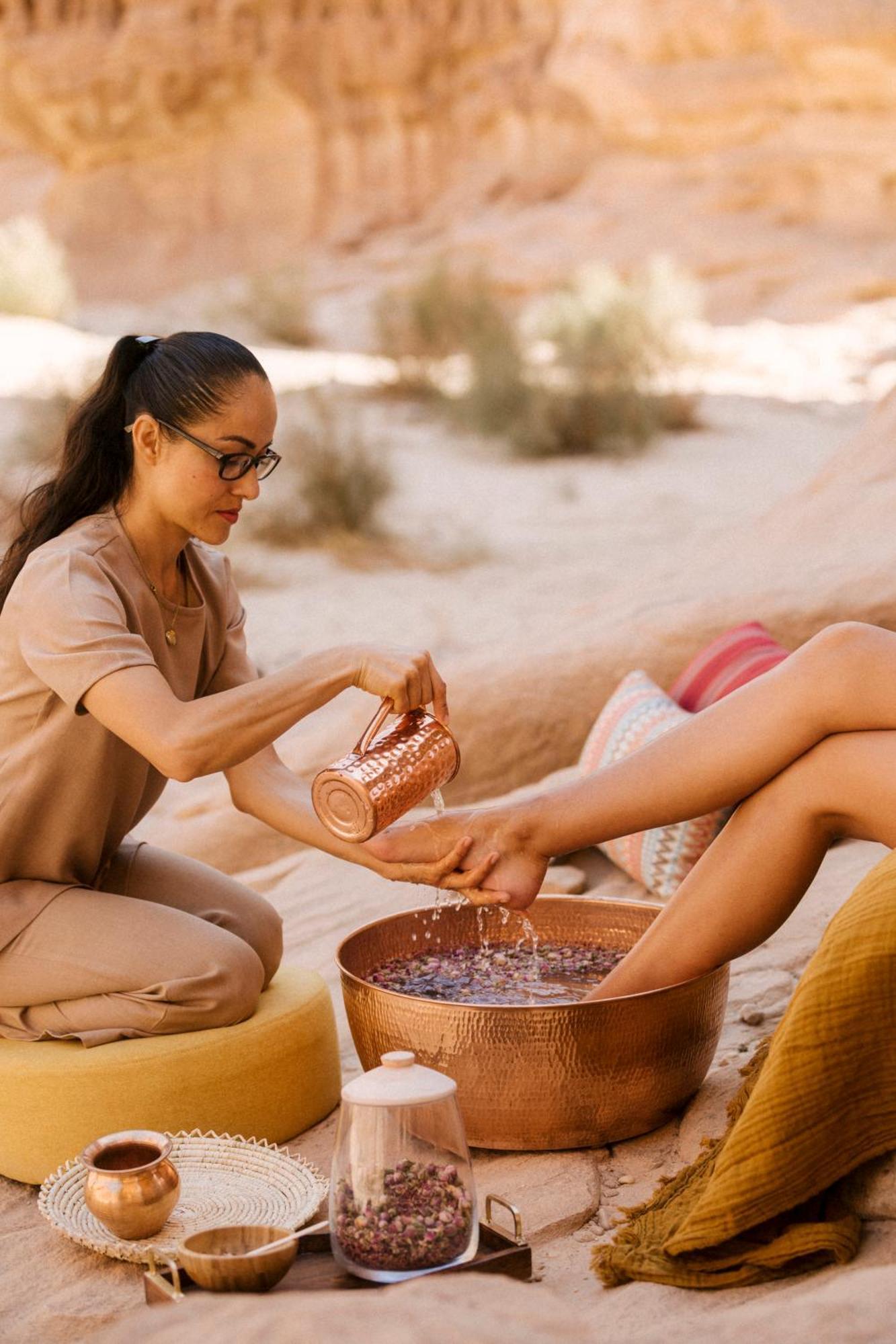 Our Habitas Alula Hotell Al-'Ula Exteriör bild Ayurvedic foot massage