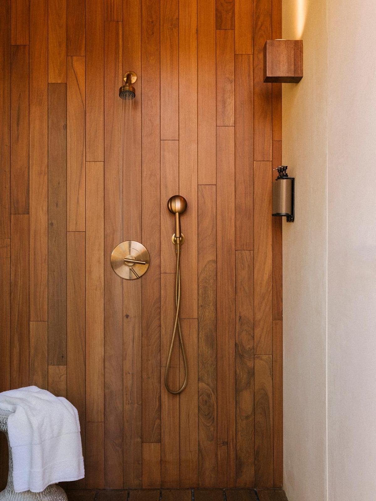 Our Habitas Alula Hotell Al-'Ula Exteriör bild A shower
