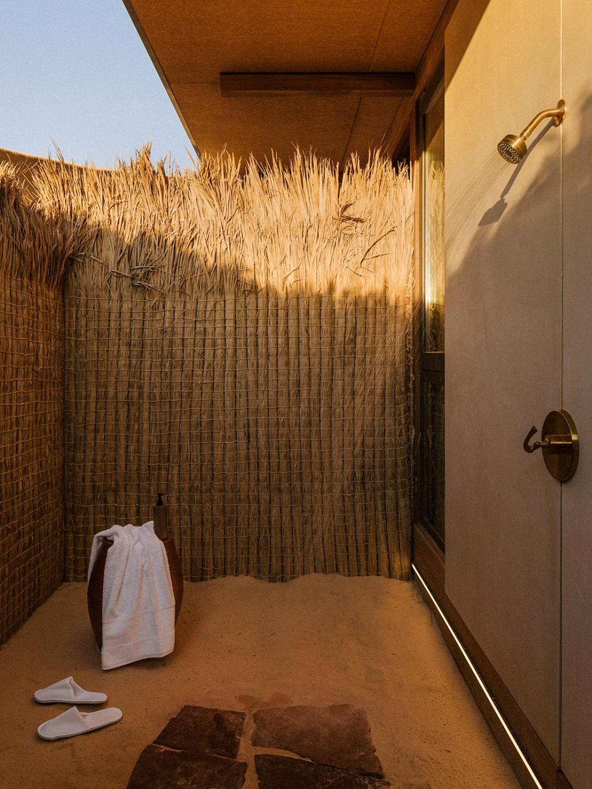 Our Habitas Alula Hotell Al-'Ula Exteriör bild A traditional Japanese shower